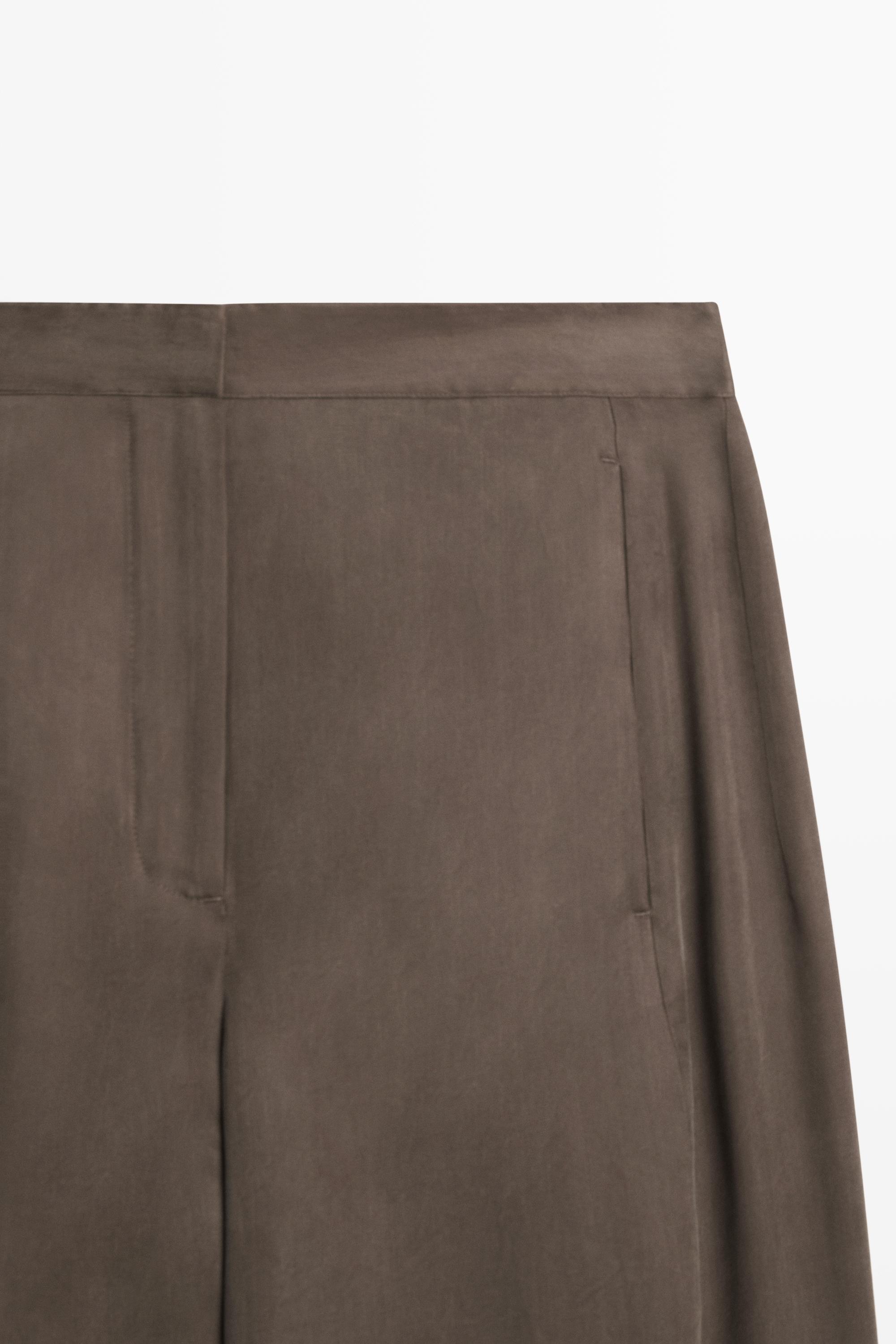 Total look flowing trousers with buttoned hems